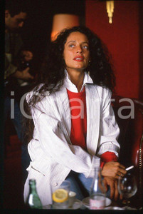 Sonia BRAGA actress - CANNES Festival 1985 *35mm vintage slide 8 Diapositiva originale, in formato 35 mm.Per i diritti rivolgersi a ICharta.E' severamente vietata la riproduzione. Tutti i diritti sono riservati.ICharta mette in vendita, sul negozio eBay e in esclusiva sul sito "icharta" il proprio archivio composto da numerose diapositive e negativi fotografici d'epoca, tutti originali e autentici, che attraversano la storia del costume tra la fine degli anni Sessanta e Novanta.Si tratta di uno sguardo inedito sull'attualità, la politica, la vita quotidiana, il gossip e la cultura, che fotografa il cambiamento della nazione in quest'ultimo scorcio del XX secolo. Un'occasione unica per il mercato del collezionismo, che vede finalmente disponibile un archivio eccezionale per vastità, tematiche e condizioni, in un settore (il negativo fotografico e la diapositiva) di assoluta novità e dalle interessanti prospettive di investimento.  GOOD/buono   originale e autentica 1