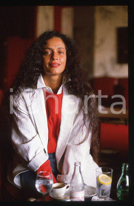 Sonia BRAGA actress - CANNES Festival 1985 *35mm vintage slide 11 Diapositiva originale, in formato 35 mm.Per i diritti rivolgersi a ICharta.E' severamente vietata la riproduzione. Tutti i diritti sono riservati.ICharta mette in vendita, sul negozio eBay e in esclusiva sul sito "icharta" il proprio archivio composto da numerose diapositive e negativi fotografici d'epoca, tutti originali e autentici, che attraversano la storia del costume tra la fine degli anni Sessanta e Novanta.Si tratta di uno sguardo inedito sull'attualità, la politica, la vita quotidiana, il gossip e la cultura, che fotografa il cambiamento della nazione in quest'ultimo scorcio del XX secolo. Un'occasione unica per il mercato del collezionismo, che vede finalmente disponibile un archivio eccezionale per vastità, tematiche e condizioni, in un settore (il negativo fotografico e la diapositiva) di assoluta novità e dalle interessanti prospettive di investimento.  GOOD/buono   originale e autentica 1