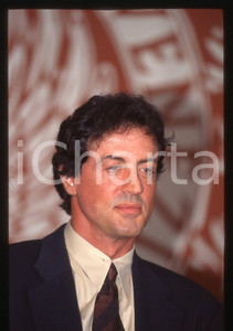 Sylvester STALLONE Mostra del cinema di VENEZIA 1997 35 mm vintage slide 17 Diapositiva d'epoca, in formato 35 mm.CONDIZIONI: GOODE' severamente vietata la riproduzione. Tutti i diritti sono riservati.Nella diapositiva ICharta mette in vendita, sul negozio eBay e in esclusiva sul sito "icharta" il proprio archivio composto da numerose diapositive e negativi fotografici d'epoca, tutti originali e autentici, che attraversano la storia del costume italiano tra gli la fine degli anni Sessanta e Novanta.Si tratta di uno sguardo inedito sull'attualit&agrave;, la politica, la vita quotidiana, il gossip e la cultura, che fotografa il cambiamento della nazione in quest'ultimo scorcio del XX secolo. Un'occasione unica per il mercato del collezionismo, che vede finalmente disponibile un archivio eccezionale per vastit&agrave;, tematiche e condizioni, in un settore (il negativo fotografico e la diapositiva) di assoluta novit&agrave; e dalle interessanti prospettive di investimento.  GOOD/buono   originale e autentica 1