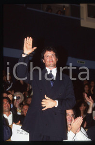 Sylvester STALLONE Mostra del cinema di VENEZIA 1997 35 mm vintage slide 28 Diapositiva d'epoca, in formato 35 mm.CONDIZIONI: GOODE' severamente vietata la riproduzione. Tutti i diritti sono riservati.Nella diapositiva ICharta mette in vendita, sul negozio eBay e in esclusiva sul sito "icharta" il proprio archivio composto da numerose diapositive e negativi fotografici d'epoca, tutti originali e autentici, che attraversano la storia del costume italiano tra gli la fine degli anni Sessanta e Novanta.Si tratta di uno sguardo inedito sull'attualit&agrave;, la politica, la vita quotidiana, il gossip e la cultura, che fotografa il cambiamento della nazione in quest'ultimo scorcio del XX secolo. Un'occasione unica per il mercato del collezionismo, che vede finalmente disponibile un archivio eccezionale per vastit&agrave;, tematiche e condizioni, in un settore (il negativo fotografico e la diapositiva) di assoluta novit&agrave; e dalle interessanti prospettive di investimento.  GOOD/buono   originale e autentica 1