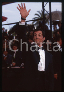 Sylvester STALLONE - FESTIVAL CINEMA CANNES 1990 ca 35 mm vintage slide Diapositiva d'epoca, in formato 35 mm.CONDIZIONI: GOODE' severamente vietata la riproduzione. Tutti i diritti sono riservati.Nella diapositiva ICharta mette in vendita, sul negozio eBay e in esclusiva sul sito "icharta" il proprio archivio composto da numerose diapositive e negativi fotografici d'epoca, tutti originali e autentici, che attraversano la storia del costume italiano tra gli la fine degli anni Sessanta e Novanta.Si tratta di uno sguardo inedito sull'attualit&agrave;, la politica, la vita quotidiana, il gossip e la cultura, che fotografa il cambiamento della nazione in quest'ultimo scorcio del XX secolo. Un'occasione unica per il mercato del collezionismo, che vede finalmente disponibile un archivio eccezionale per vastit&agrave;, tematiche e condizioni, in un settore (il negativo fotografico e la diapositiva) di assoluta novit&agrave; e dalle interessanti prospettive di investimento.  GOOD/buono   originale e autentica 1