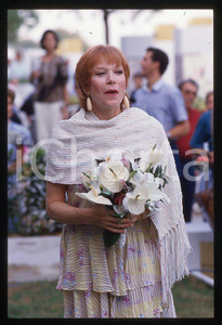Shirley MacLAINE - VENEZIA Mostra del Cinema 1988 *35mm vintage slide (11) Diapositiva originale, in formato 35 mm.Per i diritti rivolgersi a ICharta.E' severamente vietata la riproduzione. Tutti i diritti sono riservati.ICharta mette in vendita, sul negozio eBay e in esclusiva sul sito "icharta" il proprio archivio composto da numerose diapositive e negativi fotografici d'epoca, tutti originali e autentici, che attraversano la storia del costume tra la fine degli anni Sessanta e Novanta.Si tratta di uno sguardo inedito sull'attualità, la politica, la vita quotidiana, il gossip e la cultura, che fotografa il cambiamento della nazione in quest'ultimo scorcio del XX secolo. Un'occasione unica per il mercato del collezionismo, che vede finalmente disponibile un archivio eccezionale per vastità, tematiche e condizioni, in un settore (il negativo fotografico e la diapositiva) di assoluta novità e dalle interessanti prospettive di investimento.  GOOD/buono   originale e autentica 1