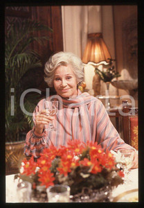 Ingrid THULIN - Film "Cuore di mamma" 1988 *35mm vintage slide (1) Diapositiva originale, in formato 35 mm.Per i diritti rivolgersi a ICharta.E' severamente vietata la riproduzione. Tutti i diritti sono riservati.ICharta mette in vendita, sul negozio eBay e in esclusiva sul sito "icharta" il proprio archivio composto da numerose diapositive e negativi fotografici d'epoca, tutti originali e autentici, che attraversano la storia del costume tra la fine degli anni Sessanta e Novanta.Si tratta di uno sguardo inedito sull'attualità, la politica, la vita quotidiana, il gossip e la cultura, che fotografa il cambiamento della nazione in quest'ultimo scorcio del XX secolo. Un'occasione unica per il mercato del collezionismo, che vede finalmente disponibile un archivio eccezionale per vastità, tematiche e condizioni, in un settore (il negativo fotografico e la diapositiva) di assoluta novità e dalle interessanti prospettive di investimento.  GOOD/buono   originale e autentica 1