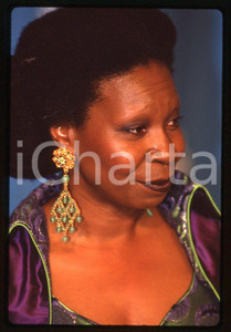 Whoopi GOLDBERG actress - 65th Academy Awards 1993 *35mm vintage slide  (1)  Diapositiva originale, in formato 35 mm.  CONDIZIONI: GOODE' severamente vietata la riproduzione. Tutti i diritti sono riservati. ICharta mette in vendita, sul negozio eBay e in esclusiva sul sito "icharta" il proprio archivio composto da numerose diapositive e negativi fotografici d'epoca, tutti originali e autentici, che attraversano la storia del costume tra la fine degli anni Sessanta e Novanta.Si tratta di uno sguardo inedito sull'attualità, la politica, la vita quotidiana, il gossip e la cultura, che fotografa il cambiamento della nazione in quest'ultimo scorcio del XX secolo. Un'occasione unica per il mercato del collezionismo, che vede finalmente disponibile un archivio eccezionale per vastità, tematiche e condizioni, in un settore (il negativo fotografico e la diapositiva) di assoluta novità e dalle interessanti prospettive di investimento.    originale e autentica 1
