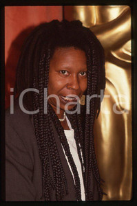 Whoopi GOLDBERG actress - 63rd Academy Awards 1991 *35mm vintage slide (4)  Diapositiva originale, in formato 35 mm.  CONDIZIONI: GOODE' severamente vietata la riproduzione. Tutti i diritti sono riservati. ICharta mette in vendita, sul negozio eBay e in esclusiva sul sito "icharta" il proprio archivio composto da numerose diapositive e negativi fotografici d'epoca, tutti originali e autentici, che attraversano la storia del costume tra la fine degli anni Sessanta e Novanta.Si tratta di uno sguardo inedito sull'attualità, la politica, la vita quotidiana, il gossip e la cultura, che fotografa il cambiamento della nazione in quest'ultimo scorcio del XX secolo. Un'occasione unica per il mercato del collezionismo, che vede finalmente disponibile un archivio eccezionale per vastità, tematiche e condizioni, in un settore (il negativo fotografico e la diapositiva) di assoluta novità e dalle interessanti prospettive di investimento.    originale e autentica 1