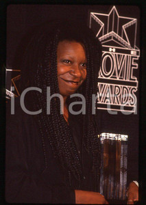 Whoopi GOLDBERG - First Annual Movie Awards 1991 *35mm vintage slide (1)  Diapositiva originale, in formato 35 mm.  CONDIZIONI: GOODE' severamente vietata la riproduzione. Tutti i diritti sono riservati. ICharta mette in vendita, sul negozio eBay e in esclusiva sul sito "icharta" il proprio archivio composto da numerose diapositive e negativi fotografici d'epoca, tutti originali e autentici, che attraversano la storia del costume tra la fine degli anni Sessanta e Novanta.Si tratta di uno sguardo inedito sull'attualità, la politica, la vita quotidiana, il gossip e la cultura, che fotografa il cambiamento della nazione in quest'ultimo scorcio del XX secolo. Un'occasione unica per il mercato del collezionismo, che vede finalmente disponibile un archivio eccezionale per vastità, tematiche e condizioni, in un settore (il negativo fotografico e la diapositiva) di assoluta novità e dalle interessanti prospettive di investimento.    originale e autentica 1