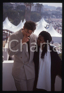 Tim ROBBINS Whoopi GOLDBERG - Festival de CANNES 1992 *35mm vintage slide (1)  Diapositiva originale, in formato 35 mm.  CONDIZIONI: GOODE' severamente vietata la riproduzione. Tutti i diritti sono riservati. ICharta mette in vendita, sul negozio eBay e in esclusiva sul sito "icharta" il proprio archivio composto da numerose diapositive e negativi fotografici d'epoca, tutti originali e autentici, che attraversano la storia del costume tra la fine degli anni Sessanta e Novanta.Si tratta di uno sguardo inedito sull'attualità, la politica, la vita quotidiana, il gossip e la cultura, che fotografa il cambiamento della nazione in quest'ultimo scorcio del XX secolo. Un'occasione unica per il mercato del collezionismo, che vede finalmente disponibile un archivio eccezionale per vastità, tematiche e condizioni, in un settore (il negativo fotografico e la diapositiva) di assoluta novità e dalle interessanti prospettive di investimento.    originale e autentica 1
