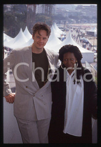 Tim ROBBINS Whoopi GOLDBERG - Festival de CANNES 1992 *35mm vintage slide (2)  Diapositiva originale, in formato 35 mm.  CONDIZIONI: GOODE' severamente vietata la riproduzione. Tutti i diritti sono riservati. ICharta mette in vendita, sul negozio eBay e in esclusiva sul sito "icharta" il proprio archivio composto da numerose diapositive e negativi fotografici d'epoca, tutti originali e autentici, che attraversano la storia del costume tra la fine degli anni Sessanta e Novanta.Si tratta di uno sguardo inedito sull'attualità, la politica, la vita quotidiana, il gossip e la cultura, che fotografa il cambiamento della nazione in quest'ultimo scorcio del XX secolo. Un'occasione unica per il mercato del collezionismo, che vede finalmente disponibile un archivio eccezionale per vastità, tematiche e condizioni, in un settore (il negativo fotografico e la diapositiva) di assoluta novità e dalle interessanti prospettive di investimento.    originale e autentica 1