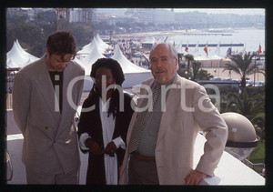 Tim ROBBINS Whoopi GOLDBERG Robert ALTMAN CANNES 1992 *35mm vintage slide 1  Diapositiva originale, in formato 35 mm.  CONDIZIONI: GOODE' severamente vietata la riproduzione. Tutti i diritti sono riservati. ICharta mette in vendita, sul negozio eBay e in esclusiva sul sito "icharta" il proprio archivio composto da numerose diapositive e negativi fotografici d'epoca, tutti originali e autentici, che attraversano la storia del costume tra la fine degli anni Sessanta e Novanta.Si tratta di uno sguardo inedito sull'attualità, la politica, la vita quotidiana, il gossip e la cultura, che fotografa il cambiamento della nazione in quest'ultimo scorcio del XX secolo. Un'occasione unica per il mercato del collezionismo, che vede finalmente disponibile un archivio eccezionale per vastità, tematiche e condizioni, in un settore (il negativo fotografico e la diapositiva) di assoluta novità e dalle interessanti prospettive di investimento.    originale e autentica 1