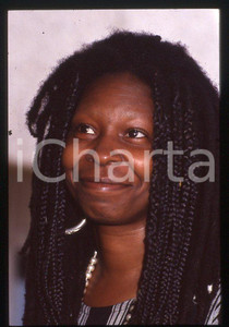 Whoopi GOLDBERG actress - Festival de CANNES 1992 *35mm vintage slide 2  Diapositiva originale, in formato 35 mm.  CONDIZIONI: GOODE' severamente vietata la riproduzione. Tutti i diritti sono riservati. ICharta mette in vendita, sul negozio eBay e in esclusiva sul sito "icharta" il proprio archivio composto da numerose diapositive e negativi fotografici d'epoca, tutti originali e autentici, che attraversano la storia del costume tra la fine degli anni Sessanta e Novanta.Si tratta di uno sguardo inedito sull'attualità, la politica, la vita quotidiana, il gossip e la cultura, che fotografa il cambiamento della nazione in quest'ultimo scorcio del XX secolo. Un'occasione unica per il mercato del collezionismo, che vede finalmente disponibile un archivio eccezionale per vastità, tematiche e condizioni, in un settore (il negativo fotografico e la diapositiva) di assoluta novità e dalle interessanti prospettive di investimento.    originale e autentica 1