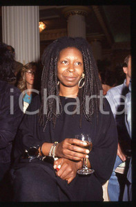 Whoopi GOLDBERG American actress - 1990 ca *35mm vintage slide 2  Diapositiva originale, in formato 35 mm.  CONDIZIONI: GOODE' severamente vietata la riproduzione. Tutti i diritti sono riservati. ICharta mette in vendita, sul negozio eBay e in esclusiva sul sito "icharta" il proprio archivio composto da numerose diapositive e negativi fotografici d'epoca, tutti originali e autentici, che attraversano la storia del costume tra la fine degli anni Sessanta e Novanta.Si tratta di uno sguardo inedito sull'attualità, la politica, la vita quotidiana, il gossip e la cultura, che fotografa il cambiamento della nazione in quest'ultimo scorcio del XX secolo. Un'occasione unica per il mercato del collezionismo, che vede finalmente disponibile un archivio eccezionale per vastità, tematiche e condizioni, in un settore (il negativo fotografico e la diapositiva) di assoluta novità e dalle interessanti prospettive di investimento.    originale e autentica 1