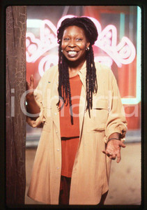 Whoopi GOLDBERG American actress - 1990 ca *35mm vintage slide 7  Diapositiva originale, in formato 35 mm.  CONDIZIONI: GOODE' severamente vietata la riproduzione. Tutti i diritti sono riservati. ICharta mette in vendita, sul negozio eBay e in esclusiva sul sito "icharta" il proprio archivio composto da numerose diapositive e negativi fotografici d'epoca, tutti originali e autentici, che attraversano la storia del costume tra la fine degli anni Sessanta e Novanta.Si tratta di uno sguardo inedito sull'attualità, la politica, la vita quotidiana, il gossip e la cultura, che fotografa il cambiamento della nazione in quest'ultimo scorcio del XX secolo. Un'occasione unica per il mercato del collezionismo, che vede finalmente disponibile un archivio eccezionale per vastità, tematiche e condizioni, in un settore (il negativo fotografico e la diapositiva) di assoluta novità e dalle interessanti prospettive di investimento.    originale e autentica 1