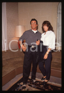 Sylvester STALLONE e Jennifer FLAVIN - COSTUME 1995 ca 35 mm vintage slide 2 Diapositiva d'epoca, in formato 35 mm.CONDIZIONI: GOODE' severamente vietata la riproduzione. Tutti i diritti sono riservati.Nella diapositiva ICharta mette in vendita, sul negozio eBay e in esclusiva sul sito "icharta" il proprio archivio composto da numerose diapositive e negativi fotografici d'epoca, tutti originali e autentici, che attraversano la storia del costume italiano tra gli la fine degli anni Sessanta e Novanta.Si tratta di uno sguardo inedito sull'attualit&agrave;, la politica, la vita quotidiana, il gossip e la cultura, che fotografa il cambiamento della nazione in quest'ultimo scorcio del XX secolo. Un'occasione unica per il mercato del collezionismo, che vede finalmente disponibile un archivio eccezionale per vastit&agrave;, tematiche e condizioni, in un settore (il negativo fotografico e la diapositiva) di assoluta novit&agrave; e dalle interessanti prospettive di investimento.  GOOD/buono   originale e autentica 1