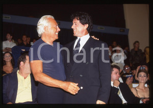 Sylvester STALLONE e Giorgio ARMANI FESTIVAL VENEZIA 1997 35 mm vintage slide 3 Nella diapositiva è inoltre presente Harvey Weinstein.Diapositiva d'epoca, in formato 35 mm.CONDIZIONI: GOODE' severamente vietata la riproduzione. Tutti i diritti sono riservati.Nella diapositiva ICharta mette in vendita, sul negozio eBay e in esclusiva sul sito "icharta" il proprio archivio composto da numerose diapositive e negativi fotografici d'epoca, tutti originali e autentici, che attraversano la storia del costume italiano tra gli la fine degli anni Sessanta e Novanta.Si tratta di uno sguardo inedito sull'attualità , la politica, la vita quotidiana, il gossip e la cultura, che fotografa il cambiamento della nazione in quest'ultimo scorcio del XX secolo. Un'occasione unica per il mercato del collezionismo, che vede finalmente disponibile un archivio eccezionale per vastità , tematiche e condizioni, in un settore (il negativo fotografico e la diapositiva) di assoluta novità e dalle interessanti prospettive di investimento.  GOOD/buono   originale e autentica 1
