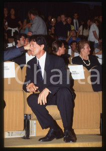 Sylvester STALLONE - FESTIVAL CINEMA VENEZIA 1997 35 mm vintage slide 29 Diapositiva d'epoca, in formato 35 mm.CONDIZIONI: GOODE' severamente vietata la riproduzione. Tutti i diritti sono riservati.Nella diapositiva ICharta mette in vendita, sul negozio eBay e in esclusiva sul sito "icharta" il proprio archivio composto da numerose diapositive e negativi fotografici d'epoca, tutti originali e autentici, che attraversano la storia del costume italiano tra gli la fine degli anni Sessanta e Novanta.Si tratta di uno sguardo inedito sull'attualit&agrave;, la politica, la vita quotidiana, il gossip e la cultura, che fotografa il cambiamento della nazione in quest'ultimo scorcio del XX secolo. Un'occasione unica per il mercato del collezionismo, che vede finalmente disponibile un archivio eccezionale per vastit&agrave;, tematiche e condizioni, in un settore (il negativo fotografico e la diapositiva) di assoluta novit&agrave; e dalle interessanti prospettive di investimento.  GOOD/buono   originale e autentica 1