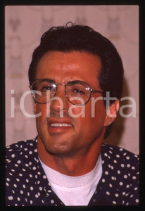 Sylvester STALLONE - CINEMA 1995 ca 35 mm vintage slide 2 Diapositiva d'epoca, in formato 35 mm.CONDIZIONI: GOODE' severamente vietata la riproduzione. Tutti i diritti sono riservati.Nella diapositiva ICharta mette in vendita, sul negozio eBay e in esclusiva sul sito "icharta" il proprio archivio composto da numerose diapositive e negativi fotografici d'epoca, tutti originali e autentici, che attraversano la storia del costume italiano tra gli la fine degli anni Sessanta e Novanta.Si tratta di uno sguardo inedito sull'attualità , la politica, la vita quotidiana, il gossip e la cultura, che fotografa il cambiamento della nazione in quest'ultimo scorcio del XX secolo. Un'occasione unica per il mercato del collezionismo, che vede finalmente disponibile un archivio eccezionale per vastità , tematiche e condizioni, in un settore (il negativo fotografico e la diapositiva) di assoluta novità  e dalle interessanti prospettive di investimento.  GOOD/buono   originale e autentica 1