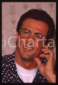 Sylvester STALLONE - CINEMA 1995 ca 35 mm vintage slide 3 Diapositiva d'epoca, in formato 35 mm.CONDIZIONI: GOODE' severamente vietata la riproduzione. Tutti i diritti sono riservati.Nella diapositiva ICharta mette in vendita, sul negozio eBay e in esclusiva sul sito "icharta" il proprio archivio composto da numerose diapositive e negativi fotografici d'epoca, tutti originali e autentici, che attraversano la storia del costume italiano tra gli la fine degli anni Sessanta e Novanta.Si tratta di uno sguardo inedito sull'attualità , la politica, la vita quotidiana, il gossip e la cultura, che fotografa il cambiamento della nazione in quest'ultimo scorcio del XX secolo. Un'occasione unica per il mercato del collezionismo, che vede finalmente disponibile un archivio eccezionale per vastità , tematiche e condizioni, in un settore (il negativo fotografico e la diapositiva) di assoluta novità  e dalle interessanti prospettive di investimento.  GOOD/buono   originale e autentica 1