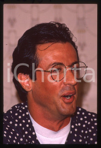 Sylvester STALLONE - CINEMA 1995 ca 35 mm vintage slide 4 Diapositiva d'epoca, in formato 35 mm.CONDIZIONI: GOODE' severamente vietata la riproduzione. Tutti i diritti sono riservati.Nella diapositiva ICharta mette in vendita, sul negozio eBay e in esclusiva sul sito "icharta" il proprio archivio composto da numerose diapositive e negativi fotografici d'epoca, tutti originali e autentici, che attraversano la storia del costume italiano tra gli la fine degli anni Sessanta e Novanta.Si tratta di uno sguardo inedito sull'attualità , la politica, la vita quotidiana, il gossip e la cultura, che fotografa il cambiamento della nazione in quest'ultimo scorcio del XX secolo. Un'occasione unica per il mercato del collezionismo, che vede finalmente disponibile un archivio eccezionale per vastità , tematiche e condizioni, in un settore (il negativo fotografico e la diapositiva) di assoluta novità  e dalle interessanti prospettive di investimento.  GOOD/buono   originale e autentica 1