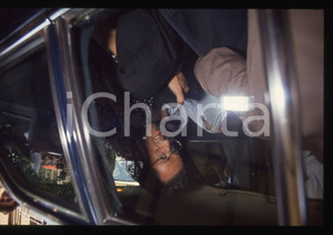 Sylvester STALLONE e Jennifer FLAVIN - MILANO 1995 35 mm vintage slide 9 Diapositiva d'epoca, in formato 35 mm.CONDIZIONI: GOODE' severamente vietata la riproduzione. Tutti i diritti sono riservati.Nella diapositiva ICharta mette in vendita, sul negozio eBay e in esclusiva sul sito "icharta" il proprio archivio composto da numerose diapositive e negativi fotografici d'epoca, tutti originali e autentici, che attraversano la storia del costume italiano tra gli la fine degli anni Sessanta e Novanta.Si tratta di uno sguardo inedito sull'attualità , la politica, la vita quotidiana, il gossip e la cultura, che fotografa il cambiamento della nazione in quest'ultimo scorcio del XX secolo. Un'occasione unica per il mercato del collezionismo, che vede finalmente disponibile un archivio eccezionale per vastità , tematiche e condizioni, in un settore (il negativo fotografico e la diapositiva) di assoluta novità  e dalle interessanti prospettive di investimento.  GOOD/buono   originale e autentica 1