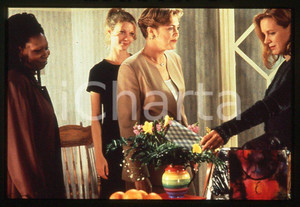 Whoopi GOLDBERG Gwyneth PALTROW "Moonlight and Valentino" *35mm vintage slide  Diapositiva originale, in formato 35 mm. Nella scena sono presenti anche Elizabeth Perkins e Kathleen Turner.E' severamente vietata la riproduzione. Tutti i diritti sono riservati. ICharta mette in vendita, sul negozio eBay e in esclusiva sul sito "icharta" il proprio archivio composto da numerose diapositive e negativi fotografici d'epoca, tutti originali e autentici, che attraversano la storia del costume tra la fine degli anni Sessanta e Novanta.Si tratta di uno sguardo inedito sull'attualità, la politica, la vita quotidiana, il gossip e la cultura, che fotografa il cambiamento della nazione in quest'ultimo scorcio del XX secolo. Un'occasione unica per il mercato del collezionismo, che vede finalmente disponibile un archivio eccezionale per vastità, tematiche e condizioni, in un settore (il negativo fotografico e la diapositiva) di assoluta novità e dalle interessanti prospettive di investimento. GOOD/buono   originale e autentica 1