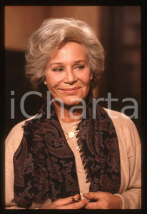 Ingrid THULIN - Film "Cuore di mamma" 1988 *35mm vintage slide (25) Diapositiva originale, in formato 35 mm.Per i diritti rivolgersi a ICharta.E' severamente vietata la riproduzione. Tutti i diritti sono riservati.ICharta mette in vendita, sul negozio eBay e in esclusiva sul sito "icharta" il proprio archivio composto da numerose diapositive e negativi fotografici d'epoca, tutti originali e autentici, che attraversano la storia del costume tra la fine degli anni Sessanta e Novanta.Si tratta di uno sguardo inedito sull'attualità, la politica, la vita quotidiana, il gossip e la cultura, che fotografa il cambiamento della nazione in quest'ultimo scorcio del XX secolo. Un'occasione unica per il mercato del collezionismo, che vede finalmente disponibile un archivio eccezionale per vastità, tematiche e condizioni, in un settore (il negativo fotografico e la diapositiva) di assoluta novità e dalle interessanti prospettive di investimento.  GOOD/buono   originale e autentica 1