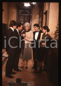 Ingrid THULIN "Cuore di mamma" 1988 - Scena figli *35mm vintage slide (2) Diapositiva originale, in formato 35 mm. Sono ritratti gli attori Emilio Bonucci, Ingrid Thulin, Nanni Garella e Margaret Mazzantini.Per i diritti rivolgersi a ICharta.E' severamente vietata la riproduzione. Tutti i diritti sono riservati.ICharta mette in vendita, sul negozio eBay e in esclusiva sul sito "icharta" il proprio archivio composto da numerose diapositive e negativi fotografici d'epoca, tutti originali e autentici, che attraversano la storia del costume tra la fine degli anni Sessanta e Novanta.Si tratta di uno sguardo inedito sull'attualità, la politica, la vita quotidiana, il gossip e la cultura, che fotografa il cambiamento della nazione in quest'ultimo scorcio del XX secolo. Un'occasione unica per il mercato del collezionismo, che vede finalmente disponibile un archivio eccezionale per vastità, tematiche e condizioni, in un settore (il negativo fotografico e la diapositiva) di assoluta novità e dalle interessanti prospettive di investimento.  GOOD/buono   originale e autentica 1