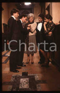 Ingrid THULIN "Cuore di mamma" 1988 - Scena figli *35mm vintage slide (1) Diapositiva originale, in formato 35 mm. Sono ritratti gli attori Emilio Bonucci, Ingrid Thulin, Nanni Garella e Margaret Mazzantini.Per i diritti rivolgersi a ICharta.E' severamente vietata la riproduzione. Tutti i diritti sono riservati.ICharta mette in vendita, sul negozio eBay e in esclusiva sul sito "icharta" il proprio archivio composto da numerose diapositive e negativi fotografici d'epoca, tutti originali e autentici, che attraversano la storia del costume tra la fine degli anni Sessanta e Novanta.Si tratta di uno sguardo inedito sull'attualità, la politica, la vita quotidiana, il gossip e la cultura, che fotografa il cambiamento della nazione in quest'ultimo scorcio del XX secolo. Un'occasione unica per il mercato del collezionismo, che vede finalmente disponibile un archivio eccezionale per vastità, tematiche e condizioni, in un settore (il negativo fotografico e la diapositiva) di assoluta novità e dalle interessanti prospettive di investimento.  GOOD/buono   originale e autentica 1
