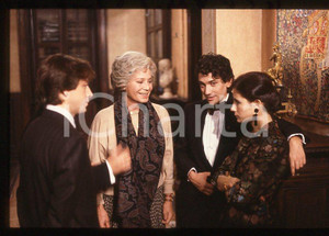 Ingrid THULIN "Cuore di mamma" 1988 - Scena figli *35mm vintage slide (4) Diapositiva originale, in formato 35 mm. Sono ritratti gli attori Emilio Bonucci, Ingrid Thulin, Nanni Garella e Margaret Mazzantini.Per i diritti rivolgersi a ICharta.E' severamente vietata la riproduzione. Tutti i diritti sono riservati.ICharta mette in vendita, sul negozio eBay e in esclusiva sul sito "icharta" il proprio archivio composto da numerose diapositive e negativi fotografici d'epoca, tutti originali e autentici, che attraversano la storia del costume tra la fine degli anni Sessanta e Novanta.Si tratta di uno sguardo inedito sull'attualità, la politica, la vita quotidiana, il gossip e la cultura, che fotografa il cambiamento della nazione in quest'ultimo scorcio del XX secolo. Un'occasione unica per il mercato del collezionismo, che vede finalmente disponibile un archivio eccezionale per vastità, tematiche e condizioni, in un settore (il negativo fotografico e la diapositiva) di assoluta novità e dalle interessanti prospettive di investimento.  GOOD/buono   originale e autentica 1