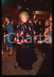 Ingrid THULIN - "Cuore di mamma" 1988 - Ballo *35mm vintage slide (2) Diapositiva originale, in formato 35 mm.Per i diritti rivolgersi a ICharta.E' severamente vietata la riproduzione. Tutti i diritti sono riservati.ICharta mette in vendita, sul negozio eBay e in esclusiva sul sito "icharta" il proprio archivio composto da numerose diapositive e negativi fotografici d'epoca, tutti originali e autentici, che attraversano la storia del costume tra la fine degli anni Sessanta e Novanta.Si tratta di uno sguardo inedito sull'attualità, la politica, la vita quotidiana, il gossip e la cultura, che fotografa il cambiamento della nazione in quest'ultimo scorcio del XX secolo. Un'occasione unica per il mercato del collezionismo, che vede finalmente disponibile un archivio eccezionale per vastità, tematiche e condizioni, in un settore (il negativo fotografico e la diapositiva) di assoluta novità e dalle interessanti prospettive di investimento.  GOOD/buono   originale e autentica 1