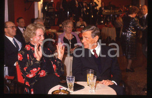 Ingrid THULIN Renzo PALMER "Cuore di mamma" 1988 - Ballo *35mm vintage slide (3) Diapositiva originale, in formato 35 mm.Per i diritti rivolgersi a ICharta.E' severamente vietata la riproduzione. Tutti i diritti sono riservati.ICharta mette in vendita, sul negozio eBay e in esclusiva sul sito "icharta" il proprio archivio composto da numerose diapositive e negativi fotografici d'epoca, tutti originali e autentici, che attraversano la storia del costume tra la fine degli anni Sessanta e Novanta.Si tratta di uno sguardo inedito sull'attualità, la politica, la vita quotidiana, il gossip e la cultura, che fotografa il cambiamento della nazione in quest'ultimo scorcio del XX secolo. Un'occasione unica per il mercato del collezionismo, che vede finalmente disponibile un archivio eccezionale per vastità, tematiche e condizioni, in un settore (il negativo fotografico e la diapositiva) di assoluta novità e dalle interessanti prospettive di investimento.  GOOD/buono   originale e autentica 1