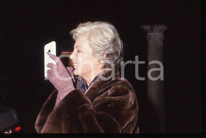 Ingrid THULIN - Riprese film "Cuore di mamma" 1988 - *35mm vintage slide (2) Diapositiva originale, in formato 35 mm.Per i diritti rivolgersi a ICharta.E' severamente vietata la riproduzione. Tutti i diritti sono riservati.ICharta mette in vendita, sul negozio eBay e in esclusiva sul sito "icharta" il proprio archivio composto da numerose diapositive e negativi fotografici d'epoca, tutti originali e autentici, che attraversano la storia del costume tra la fine degli anni Sessanta e Novanta.Si tratta di uno sguardo inedito sull'attualità, la politica, la vita quotidiana, il gossip e la cultura, che fotografa il cambiamento della nazione in quest'ultimo scorcio del XX secolo. Un'occasione unica per il mercato del collezionismo, che vede finalmente disponibile un archivio eccezionale per vastità, tematiche e condizioni, in un settore (il negativo fotografico e la diapositiva) di assoluta novità e dalle interessanti prospettive di investimento.  GOOD/buono   originale e autentica 1