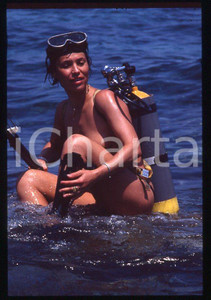 Fotografia d epoca originale 35mm vintage slide 1985ca COSTUME Rosa FUMETTO nuda con attrezzatura da sub 14 1