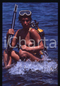 Fotografia d epoca originale 35mm vintage slide 1985ca COSTUME Rosa FUMETTO nuda con attrezzatura da sub 16 1