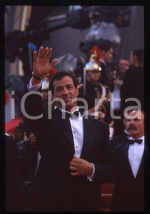Sylvester STALLONE - FESTIVAL CINEMA CANNES 1990 ca 35 mm vintage slide 6 Diapositiva d'epoca, in formato 35 mm.CONDIZIONI: GOODE' severamente vietata la riproduzione. Tutti i diritti sono riservati.Nella diapositiva ICharta mette in vendita, sul negozio eBay e in esclusiva sul sito "icharta" il proprio archivio composto da numerose diapositive e negativi fotografici d'epoca, tutti originali e autentici, che attraversano la storia del costume italiano tra gli la fine degli anni Sessanta e Novanta.Si tratta di uno sguardo inedito sull'attualità , la politica, la vita quotidiana, il gossip e la cultura, che fotografa il cambiamento della nazione in quest'ultimo scorcio del XX secolo. Un'occasione unica per il mercato del collezionismo, che vede finalmente disponibile un archivio eccezionale per vastità , tematiche e condizioni, in un settore (il negativo fotografico e la diapositiva) di assoluta novità  e dalle interessanti prospettive di investimento.  GOOD/buono   originale e autentica 1