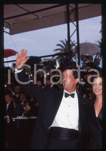 Sylvester STALLONE Annabella SCIORRA FESTIVAL CANNES 1997 35 mm vintage slide 2 Diapositiva d'epoca, in formato 35 mm.CONDIZIONI: GOODE' severamente vietata la riproduzione. Tutti i diritti sono riservati.Nella diapositiva ICharta mette in vendita, sul negozio eBay e in esclusiva sul sito "icharta" il proprio archivio composto da numerose diapositive e negativi fotografici d'epoca, tutti originali e autentici, che attraversano la storia del costume italiano tra gli la fine degli anni Sessanta e Novanta.Si tratta di uno sguardo inedito sull'attualità , la politica, la vita quotidiana, il gossip e la cultura, che fotografa il cambiamento della nazione in quest'ultimo scorcio del XX secolo. Un'occasione unica per il mercato del collezionismo, che vede finalmente disponibile un archivio eccezionale per vastità , tematiche e condizioni, in un settore (il negativo fotografico e la diapositiva) di assoluta novità  e dalle interessanti prospettive di investimento.  GOOD/buono   originale e autentica 1