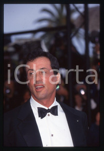 Sylvester STALLONE - FESTIVAL CINEMA CANNES 1997 35 mm vintage slide Diapositiva d'epoca, in formato 35 mm.CONDIZIONI: GOODE' severamente vietata la riproduzione. Tutti i diritti sono riservati.Nella diapositiva ICharta mette in vendita, sul negozio eBay e in esclusiva sul sito "icharta" il proprio archivio composto da numerose diapositive e negativi fotografici d'epoca, tutti originali e autentici, che attraversano la storia del costume italiano tra gli la fine degli anni Sessanta e Novanta.Si tratta di uno sguardo inedito sull'attualità , la politica, la vita quotidiana, il gossip e la cultura, che fotografa il cambiamento della nazione in quest'ultimo scorcio del XX secolo. Un'occasione unica per il mercato del collezionismo, che vede finalmente disponibile un archivio eccezionale per vastità , tematiche e condizioni, in un settore (il negativo fotografico e la diapositiva) di assoluta novità  e dalle interessanti prospettive di investimento.  GOOD/buono   originale e autentica 1