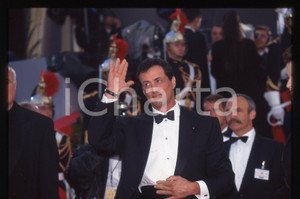 Sylvester STALLONE - FESTIVAL CINEMA CANNES 1997 35 mm vintage slide 2 Diapositiva d'epoca, in formato 35 mm.CONDIZIONI: GOODE' severamente vietata la riproduzione. Tutti i diritti sono riservati.Nella diapositiva ICharta mette in vendita, sul negozio eBay e in esclusiva sul sito "icharta" il proprio archivio composto da numerose diapositive e negativi fotografici d'epoca, tutti originali e autentici, che attraversano la storia del costume italiano tra gli la fine degli anni Sessanta e Novanta.Si tratta di uno sguardo inedito sull'attualità , la politica, la vita quotidiana, il gossip e la cultura, che fotografa il cambiamento della nazione in quest'ultimo scorcio del XX secolo. Un'occasione unica per il mercato del collezionismo, che vede finalmente disponibile un archivio eccezionale per vastità , tematiche e condizioni, in un settore (il negativo fotografico e la diapositiva) di assoluta novità  e dalle interessanti prospettive di investimento.  GOOD/buono   originale e autentica 1
