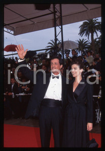 Sylvester STALLONE Annabella SCIORRA FESTIVAL CANNES 1997 35 mm vintage slide 3 Diapositiva d'epoca, in formato 35 mm.CONDIZIONI: GOODE' severamente vietata la riproduzione. Tutti i diritti sono riservati.Nella diapositiva ICharta mette in vendita, sul negozio eBay e in esclusiva sul sito "icharta" il proprio archivio composto da numerose diapositive e negativi fotografici d'epoca, tutti originali e autentici, che attraversano la storia del costume italiano tra gli la fine degli anni Sessanta e Novanta.Si tratta di uno sguardo inedito sull'attualità , la politica, la vita quotidiana, il gossip e la cultura, che fotografa il cambiamento della nazione in quest'ultimo scorcio del XX secolo. Un'occasione unica per il mercato del collezionismo, che vede finalmente disponibile un archivio eccezionale per vastità , tematiche e condizioni, in un settore (il negativo fotografico e la diapositiva) di assoluta novità  e dalle interessanti prospettive di investimento.  GOOD/buono   originale e autentica 1