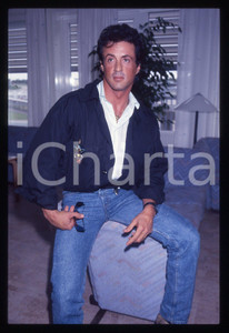 Sylvester STALLONE - CINEMA 1995 ca 35 mm vintage slide 21 Diapositiva d'epoca, in formato 35 mm.CONDIZIONI: GOODE' severamente vietata la riproduzione. Tutti i diritti sono riservati.Nella diapositiva ICharta mette in vendita, sul negozio eBay e in esclusiva sul sito "icharta" il proprio archivio composto da numerose diapositive e negativi fotografici d'epoca, tutti originali e autentici, che attraversano la storia del costume italiano tra gli la fine degli anni Sessanta e Novanta.Si tratta di uno sguardo inedito sull'attualità , la politica, la vita quotidiana, il gossip e la cultura, che fotografa il cambiamento della nazione in quest'ultimo scorcio del XX secolo. Un'occasione unica per il mercato del collezionismo, che vede finalmente disponibile un archivio eccezionale per vastità , tematiche e condizioni, in un settore (il negativo fotografico e la diapositiva) di assoluta novità  e dalle interessanti prospettive di investimento.  GOOD/buono   originale e autentica 1