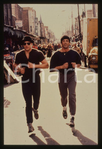 Sylvester STALLONE Tommy MORRISON ROCKY V 1990 Scena film 35 mm vintage slide 2 Diapositiva d'epoca, in formato 35 mm.CONDIZIONI: GOODE' severamente vietata la riproduzione. Tutti i diritti sono riservati.Nella diapositiva ICharta mette in vendita, sul negozio eBay e in esclusiva sul sito "icharta" il proprio archivio composto da numerose diapositive e negativi fotografici d'epoca, tutti originali e autentici, che attraversano la storia del costume italiano tra gli la fine degli anni Sessanta e Novanta.Si tratta di uno sguardo inedito sull'attualità , la politica, la vita quotidiana, il gossip e la cultura, che fotografa il cambiamento della nazione in quest'ultimo scorcio del XX secolo. Un'occasione unica per il mercato del collezionismo, che vede finalmente disponibile un archivio eccezionale per vastità , tematiche e condizioni, in un settore (il negativo fotografico e la diapositiva) di assoluta novità  e dalle interessanti prospettive di investimento.  GOOD/buono   originale e autentica 1
