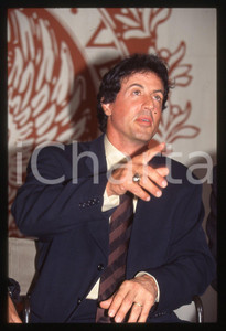 Sylvester STALLONE - FESTIVAL CINEMA VENEZIA 1997 35 mm vintage slide 42 Diapositiva d'epoca, in formato 35 mm.CONDIZIONI: GOODE' severamente vietata la riproduzione. Tutti i diritti sono riservati.Nella diapositiva ICharta mette in vendita, sul negozio eBay e in esclusiva sul sito "icharta" il proprio archivio composto da numerose diapositive e negativi fotografici d'epoca, tutti originali e autentici, che attraversano la storia del costume italiano tra gli la fine degli anni Sessanta e Novanta.Si tratta di uno sguardo inedito sull'attualit&agrave;, la politica, la vita quotidiana, il gossip e la cultura, che fotografa il cambiamento della nazione in quest'ultimo scorcio del XX secolo. Un'occasione unica per il mercato del collezionismo, che vede finalmente disponibile un archivio eccezionale per vastit&agrave;, tematiche e condizioni, in un settore (il negativo fotografico e la diapositiva) di assoluta novit&agrave; e dalle interessanti prospettive di investimento.  GOOD/buono   originale e autentica 1