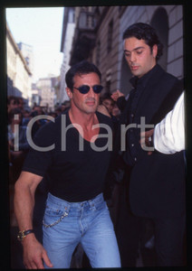 Sylvester STALLONE - MILANO 1994 35 mm vintage slide Diapositiva d'epoca, in formato 35 mm.CONDIZIONI: GOODE' severamente vietata la riproduzione. Tutti i diritti sono riservati.Nella diapositiva ICharta mette in vendita, sul negozio eBay e in esclusiva sul sito "icharta" il proprio archivio composto da numerose diapositive e negativi fotografici d'epoca, tutti originali e autentici, che attraversano la storia del costume italiano tra gli la fine degli anni Sessanta e Novanta.Si tratta di uno sguardo inedito sull'attualità , la politica, la vita quotidiana, il gossip e la cultura, che fotografa il cambiamento della nazione in quest'ultimo scorcio del XX secolo. Un'occasione unica per il mercato del collezionismo, che vede finalmente disponibile un archivio eccezionale per vastità , tematiche e condizioni, in un settore (il negativo fotografico e la diapositiva) di assoluta novità  e dalle interessanti prospettive di investimento.  GOOD/buono   originale e autentica 1