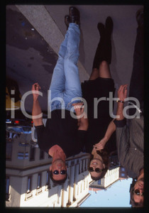 Sylvester STALLONE ed Andrea WIESER - MILANO 1994 35 mm vintage slide 19 Diapositiva d'epoca, in formato 35 mm.CONDIZIONI: GOODE' severamente vietata la riproduzione. Tutti i diritti sono riservati.Nella diapositiva ICharta mette in vendita, sul negozio eBay e in esclusiva sul sito "icharta" il proprio archivio composto da numerose diapositive e negativi fotografici d'epoca, tutti originali e autentici, che attraversano la storia del costume italiano tra gli la fine degli anni Sessanta e Novanta.Si tratta di uno sguardo inedito sull'attualità, la politica, la vita quotidiana, il gossip e la cultura, che fotografa il cambiamento della nazione in quest'ultimo scorcio del XX secolo. Un'occasione unica per il mercato del collezionismo, che vede finalmente disponibile un archivio eccezionale per vastità, tematiche e condizioni, in un settore (il negativo fotografico e la diapositiva) di assoluta novità e dalle interessanti prospettive di investimento.  GOOD/buono   originale e autentica 1