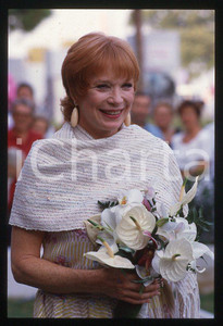 Shirley MacLAINE - VENEZIA Mostra del Cinema 1988 *35mm vintage slide (2) Diapositiva originale, in formato 35 mm.Per i diritti rivolgersi a ICharta.E' severamente vietata la riproduzione. Tutti i diritti sono riservati.ICharta mette in vendita, sul negozio eBay e in esclusiva sul sito "icharta" il proprio archivio composto da numerose diapositive e negativi fotografici d'epoca, tutti originali e autentici, che attraversano la storia del costume tra la fine degli anni Sessanta e Novanta.Si tratta di uno sguardo inedito sull'attualità, la politica, la vita quotidiana, il gossip e la cultura, che fotografa il cambiamento della nazione in quest'ultimo scorcio del XX secolo. Un'occasione unica per il mercato del collezionismo, che vede finalmente disponibile un archivio eccezionale per vastità, tematiche e condizioni, in un settore (il negativo fotografico e la diapositiva) di assoluta novità e dalle interessanti prospettive di investimento.  GOOD/buono   originale e autentica 1