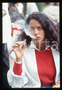 Sonia BRAGA actress - CANNES Festival 1985 *35mm vintage slide (20) Diapositiva originale, in formato 35 mm.Per i diritti rivolgersi a ICharta.E' severamente vietata la riproduzione. Tutti i diritti sono riservati.ICharta mette in vendita, sul negozio eBay e in esclusiva sul sito "icharta" il proprio archivio composto da numerose diapositive e negativi fotografici d'epoca, tutti originali e autentici, che attraversano la storia del costume tra la fine degli anni Sessanta e Novanta.Si tratta di uno sguardo inedito sull'attualità, la politica, la vita quotidiana, il gossip e la cultura, che fotografa il cambiamento della nazione in quest'ultimo scorcio del XX secolo. Un'occasione unica per il mercato del collezionismo, che vede finalmente disponibile un archivio eccezionale per vastità, tematiche e condizioni, in un settore (il negativo fotografico e la diapositiva) di assoluta novità e dalle interessanti prospettive di investimento.  GOOD/buono   originale e autentica 1