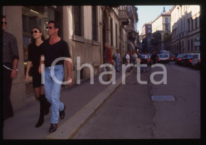 Sylvester STALLONE ed Andrea WIESER - MILANO 1994 35 mm vintage slide 27 Diapositiva d'epoca, in formato 35 mm.CONDIZIONI: GOODE' severamente vietata la riproduzione. Tutti i diritti sono riservati.Nella diapositiva ICharta mette in vendita, sul negozio eBay e in esclusiva sul sito "icharta" il proprio archivio composto da numerose diapositive e negativi fotografici d'epoca, tutti originali e autentici, che attraversano la storia del costume italiano tra gli la fine degli anni Sessanta e Novanta.Si tratta di uno sguardo inedito sull'attualità, la politica, la vita quotidiana, il gossip e la cultura, che fotografa il cambiamento della nazione in quest'ultimo scorcio del XX secolo. Un'occasione unica per il mercato del collezionismo, che vede finalmente disponibile un archivio eccezionale per vastità, tematiche e condizioni, in un settore (il negativo fotografico e la diapositiva) di assoluta novità e dalle interessanti prospettive di investimento.  GOOD/buono   originale e autentica 1