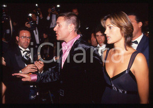 Simon LE BON (DURAN DURAN) Yasmin - 1995 ca *35 mm vintage slide (3) Diapositiva d'epoca, in formato 35 mm.Si tratta della première del film "The Fugitive".Per i diritti rivolgersi a ICharta.E' severamente vietata la riproduzione. Tutti i diritti sono riservati.ICharta mette in vendita, sul negozio eBay e in esclusiva sul sito "icharta" il proprio archivio composto da numerose diapositive e negativi fotografici d'epoca, tutti originali e autentici, che attraversano la storia del costume tra la fine degli anni Sessanta e Novanta.Si tratta di uno sguardo inedito sull'attualità, la politica, la vita quotidiana, il gossip e la cultura, che fotografa il cambiamento della nazione in quest'ultimo scorcio del XX secolo. Un'occasione unica per il mercato del collezionismo, che vede finalmente disponibile un archivio eccezionale per vastità, tematiche e condizioni, in un settore (il negativo fotografico e la diapositiva) di assoluta novità e dalle interessanti prospettive di investimento.  GOOD/buono   originale e autentica 1