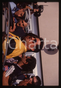 Sylvester STALLONE - PLANET HOLLYWOOD LONDRA 1993 35 mm vintage slide 30 Diapositiva d'epoca, in formato 35 mm.CONDIZIONI: GOODE' severamente vietata la riproduzione. Tutti i diritti sono riservati.Nella diapositiva ICharta mette in vendita, sul negozio eBay e in esclusiva sul sito "icharta" il proprio archivio composto da numerose diapositive e negativi fotografici d'epoca, tutti originali e autentici, che attraversano la storia del costume italiano tra gli la fine degli anni Sessanta e Novanta.Si tratta di uno sguardo inedito sull'attualit&agrave;, la politica, la vita quotidiana, il gossip e la cultura, che fotografa il cambiamento della nazione in quest'ultimo scorcio del XX secolo. Un'occasione unica per il mercato del collezionismo, che vede finalmente disponibile un archivio eccezionale per vastit&agrave;, tematiche e condizioni, in un settore (il negativo fotografico e la diapositiva) di assoluta novit&agrave; e dalle interessanti prospettive di investimento.  GOOD/buono   originale e autentica 1