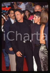 Sylvester e Sage STALLONE - Photocall ROCKY V 1990 35 mm vintage slide 2 Diapositiva d'epoca, in formato 35 mm.CONDIZIONI: GOODE' severamente vietata la riproduzione. Tutti i diritti sono riservati.Nella diapositiva ICharta mette in vendita, sul negozio eBay e in esclusiva sul sito "icharta" il proprio archivio composto da numerose diapositive e negativi fotografici d'epoca, tutti originali e autentici, che attraversano la storia del costume italiano tra gli la fine degli anni Sessanta e Novanta.Si tratta di uno sguardo inedito sull'attualità, la politica, la vita quotidiana, il gossip e la cultura, che fotografa il cambiamento della nazione in quest'ultimo scorcio del XX secolo. Un'occasione unica per il mercato del collezionismo, che vede finalmente disponibile un archivio eccezionale per vastità, tematiche e condizioni, in un settore (il negativo fotografico e la diapositiva) di assoluta novità e dalle interessanti prospettive di investimento.  GOOD/buono   originale e autentica 1
