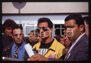 Sylvester STALLONE - PLANET HOLLYWOOD LONDRA 1993 35 mm vintage slide 32 Diapositiva d'epoca, in formato 35 mm.CONDIZIONI: GOODE' severamente vietata la riproduzione. Tutti i diritti sono riservati.Nella diapositiva ICharta mette in vendita, sul negozio eBay e in esclusiva sul sito "icharta" il proprio archivio composto da numerose diapositive e negativi fotografici d'epoca, tutti originali e autentici, che attraversano la storia del costume italiano tra gli la fine degli anni Sessanta e Novanta.Si tratta di uno sguardo inedito sull'attualit&agrave;, la politica, la vita quotidiana, il gossip e la cultura, che fotografa il cambiamento della nazione in quest'ultimo scorcio del XX secolo. Un'occasione unica per il mercato del collezionismo, che vede finalmente disponibile un archivio eccezionale per vastit&agrave;, tematiche e condizioni, in un settore (il negativo fotografico e la diapositiva) di assoluta novit&agrave; e dalle interessanti prospettive di investimento.  GOOD/buono   originale e autentica 1